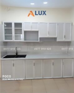 tu-bep-nhom-kinh-trang-su-dep