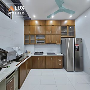 tủ bếp nhôm giả gỗ mặt cánh lá nhôm