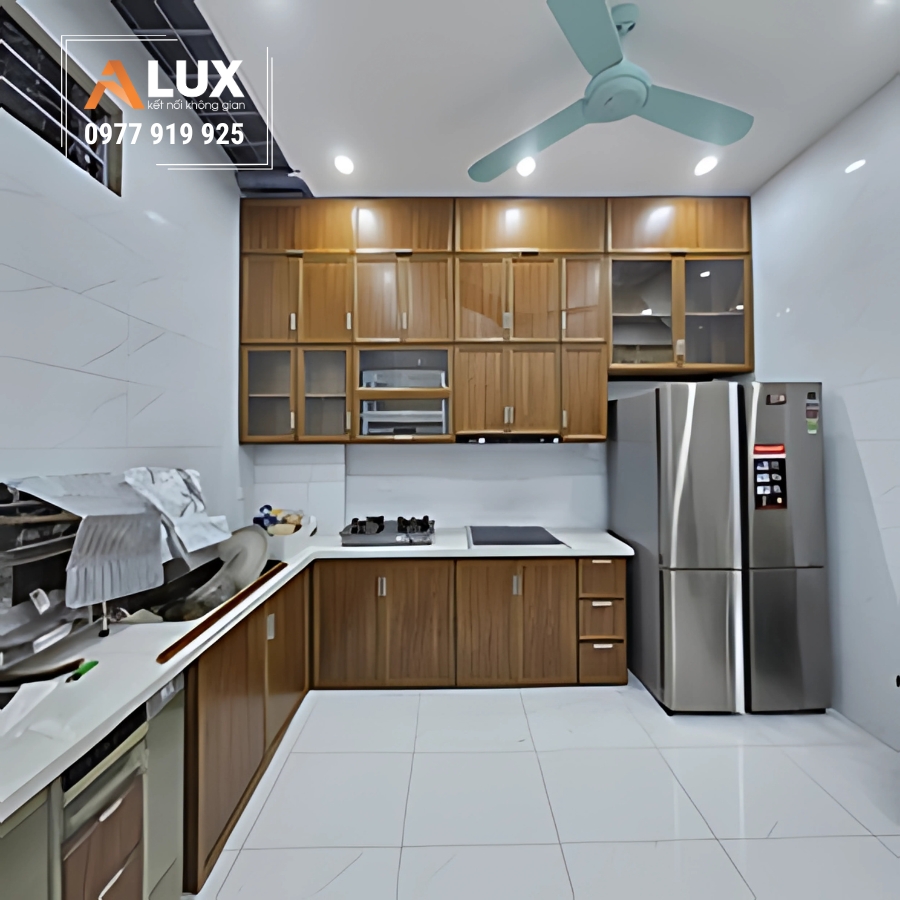 tủ bếp nhôm giả gỗ mặt cánh lá nhôm