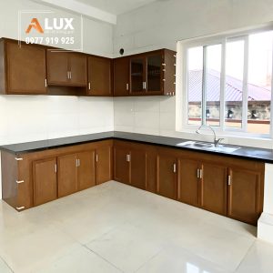 tủ bếp nhôm kính giả gỗ cánh nổi